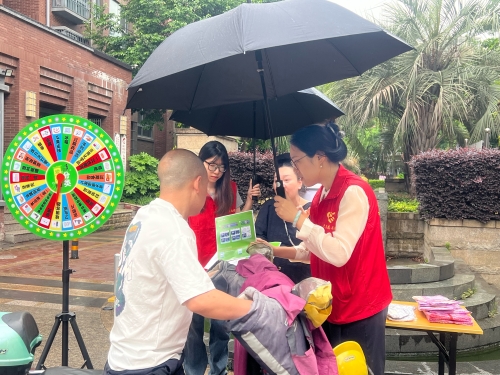 图2为党员干部向居民宣传垃圾智能柜提升事项.JPG