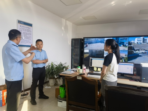 图1为区审计局副局长曾宪道带领审计组核查了解五中队的车辆超限执法情况.jpg