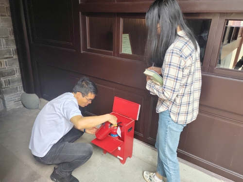 2图为审计人员现场核查文保点消防安全设施.jpg